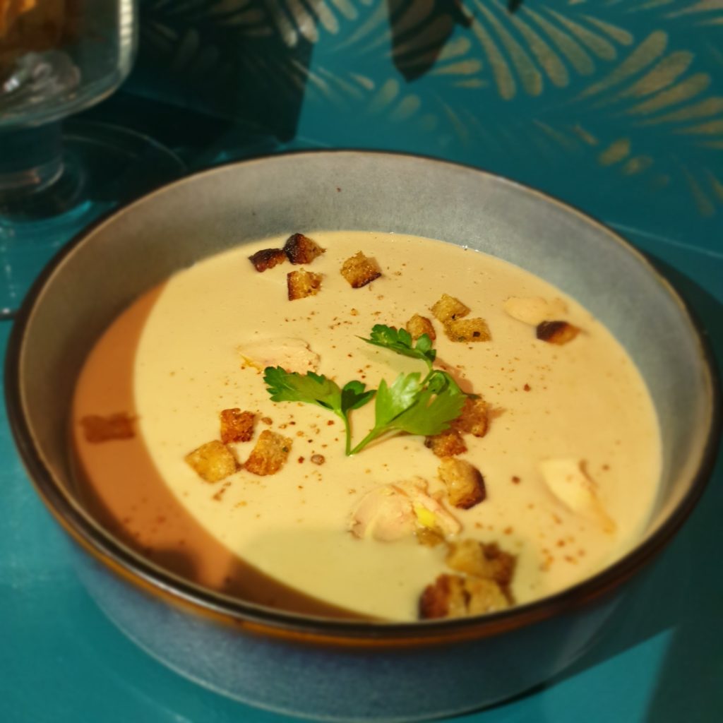 Velouté de cèpes, éclats de foie gras.